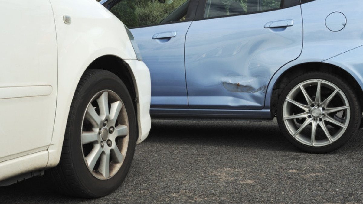 Un carro blanco golpeó de lado a un carro azul, el tipo de choque que revisa un abogado de accidentes de carro en Summerville