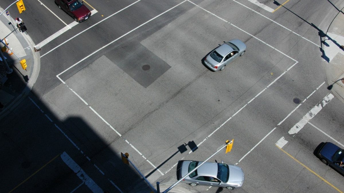 Seen from above, cars turn through a signaled intersection where car accident attorneys in Summerville ask who had the right of way
