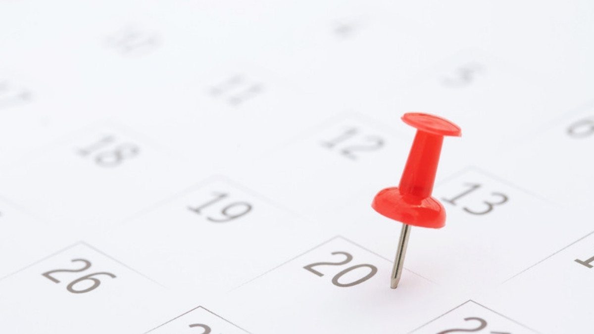 A red pushpin marks one date on a white calendar, like the report and filing deadlines car accident attorneys in Summerville track