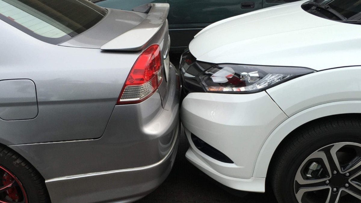 A white SUV sits against the rear bumper of a silver sedan, a rear end crash car accident lawyers in Charleston County often review
