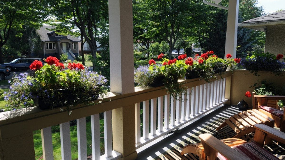 Red geraniums line a porch that faces the neighbors, a view dog bite insurance claim lawyers in Summerville keep in mind