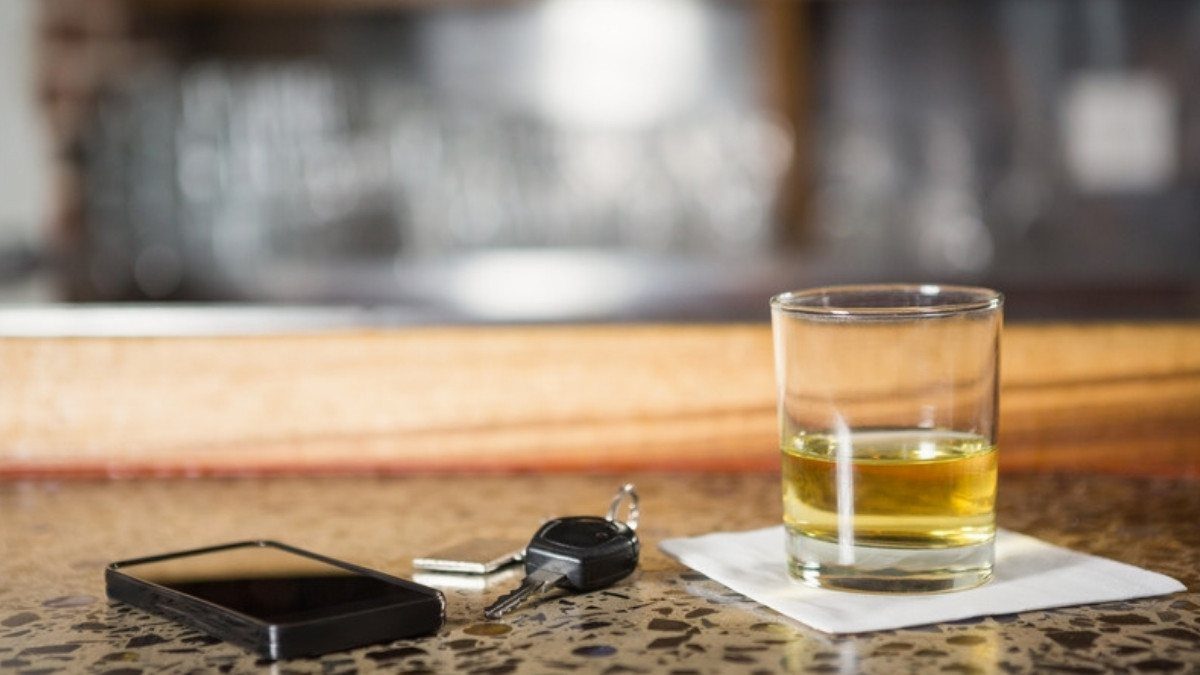 Car keys and a phone sit by a drink on a bar counter, a mix drunk driving accident lawyers in Summerville often see behind a crash