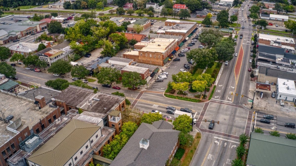 Tree lined streets meet at a busy crossroads in downtown Summerville, home base for personal injury attorneys in Dorchester County