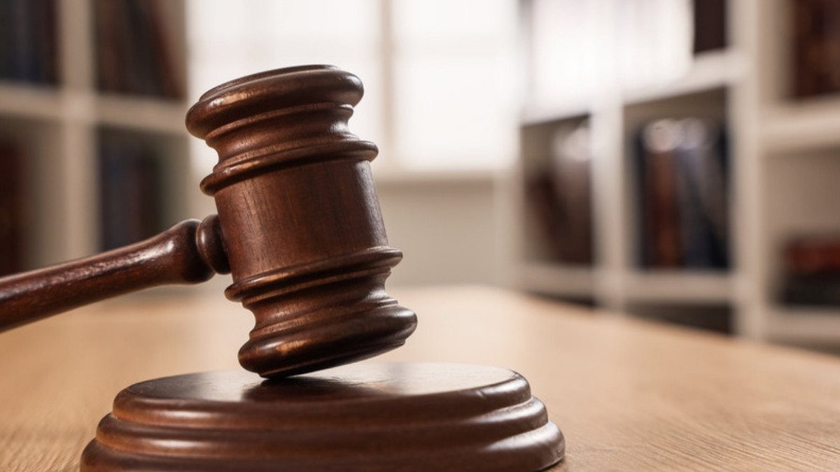 A wooden gavel rests on its block, a nod to the magistrate court limits personal injury attorneys in Dorchester County explain