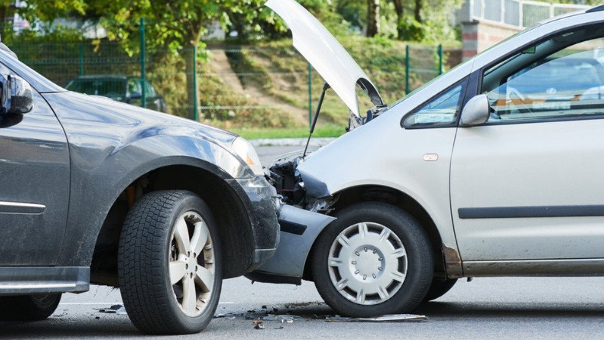 Crumpled front ends of a gray sedan and a silver minivan show a crash where rideshare accident attorneys in Summerville weigh fault