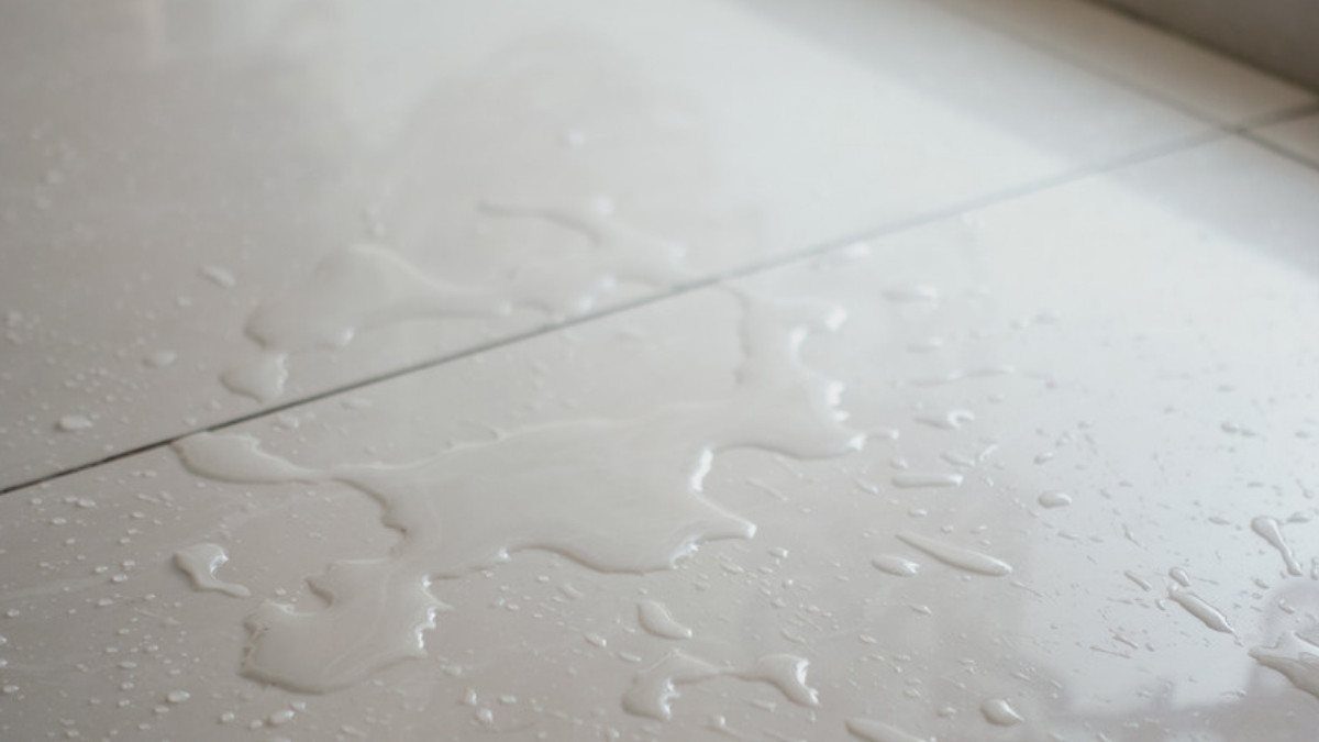 Clear water pools on white floor tiles, a spill slip and fall attorneys in Summerville weigh under the Wintersteen rule