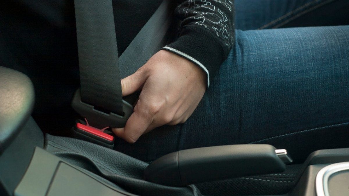 A driver clicks a seat belt into its buckle, a habit tied to the seat belt rules in South Carolina car accident laws